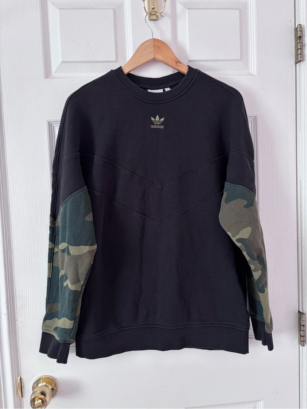 adidas Originals Mens Camo Sleeve Chevron Crewneck Sweatshirt Black Size M